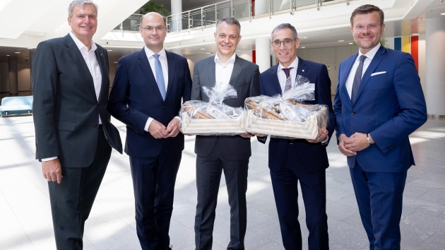 NürnbergMesse: Leiter der internationalen Geschäftsaktivitäten geht - Thomas Koch (3.v.l.) wird Geschäftsführer der Europäischen Metropolregion Nürnberg, Wolfgang Kranz (2.v.r.) geht in den Ruhestand - Quelle: Ralf Rödel/NürnbergMesse